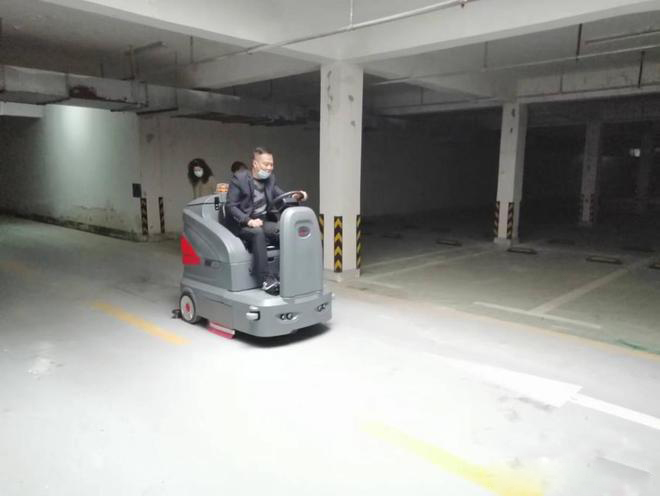 开封小区物业保洁不用人力改用驾驶式洗地机了